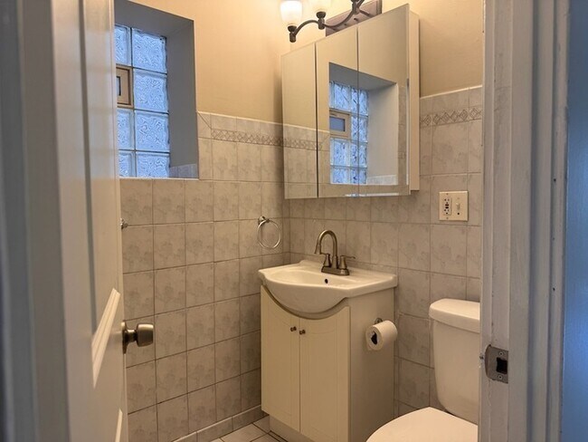 Building Photo - 3834 N Hermitage Ave
