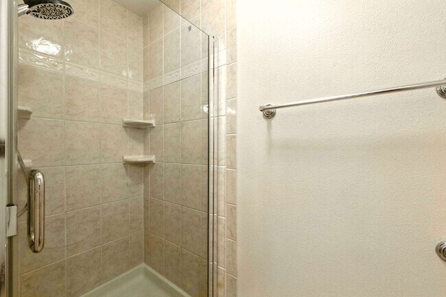 Building Photo - Gorgeous 3 Bed 2.5 Bath Townhome in Littleton!