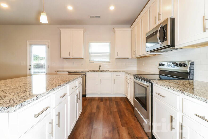 Building Photo - 2977 McKenzie Dr