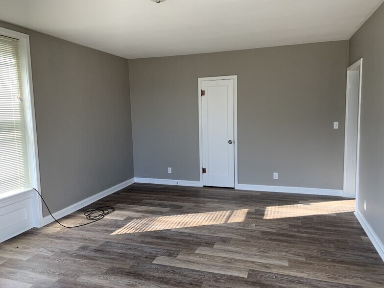 Living room - 1002 S National Ave