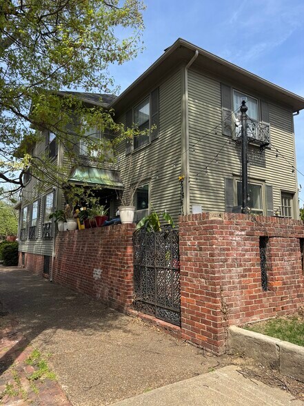 Building Photo - 616 SE 3rd St