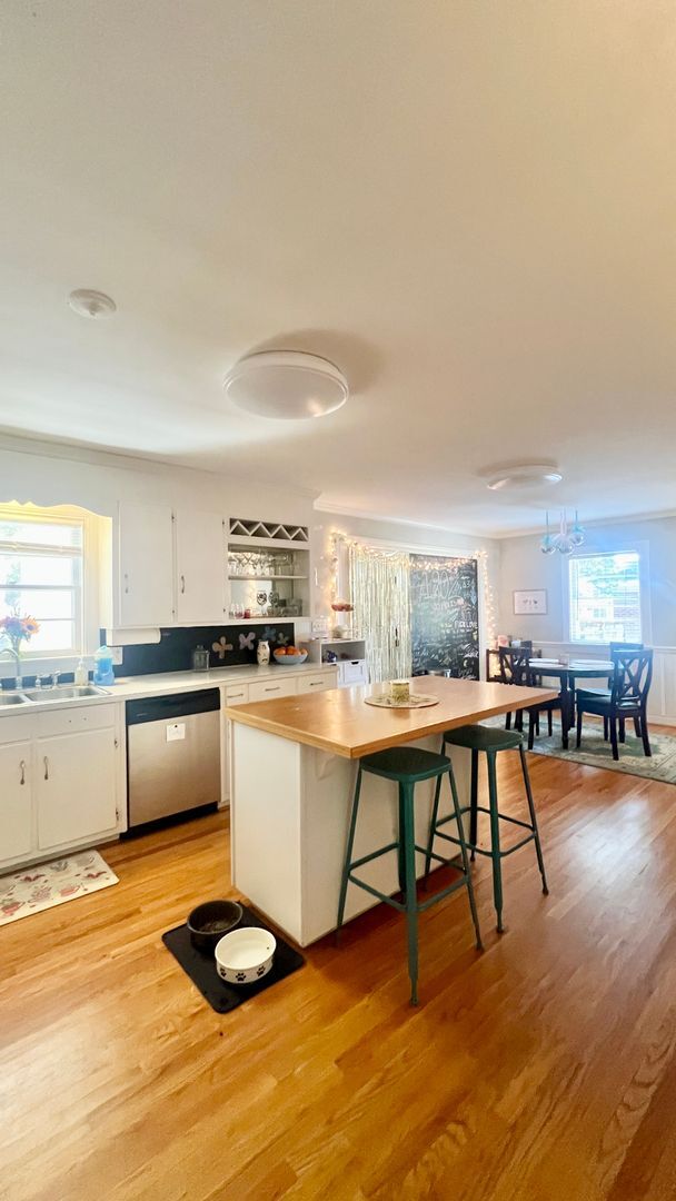Building Photo - Beautiful 3-4 Bedroom 2 Bathroom home in t...