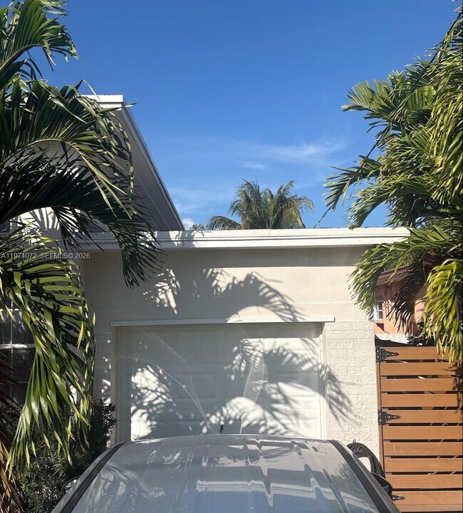 Building Photo - 9048 Carlyle Ave