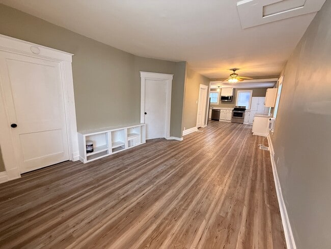 Building Photo - 6 W 30th St