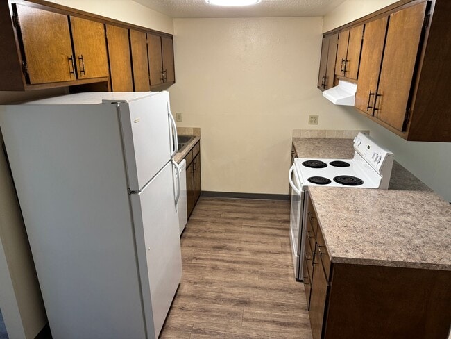 Building Photo - Large single level 2 bedroom 1 bath duplex in Springfield! MOVE IN SPECIAL!