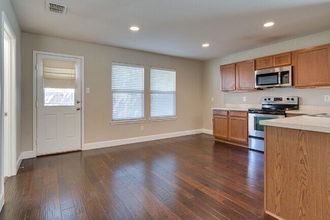 Building Photo - "Beautiful 3-Bedroom, 2-Bath Home with Ope...