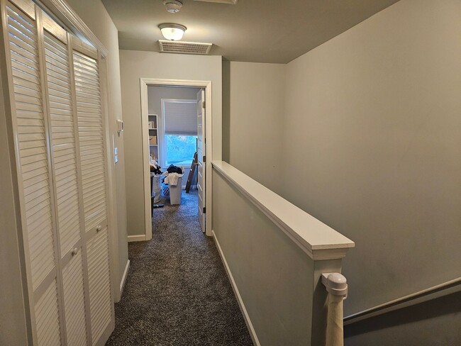 Building Photo - Beautiful 2 bedroom, 2.5 bath townhome Hol...