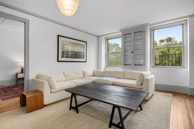 Building Photo - 185 East Broadway-SI ID1330811P