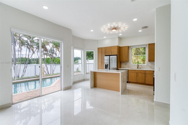 Building Photo - 5363 SW 38th Ave