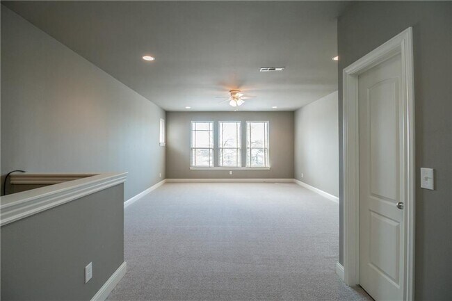 Building Photo - 5404 SW Lavender St