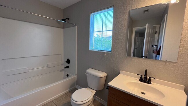 Building Photo - 5109 Flipper Dr