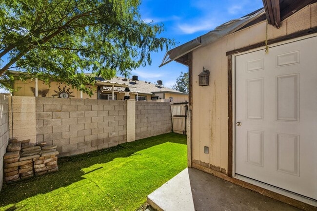 Building Photo - 559 S Lesueur