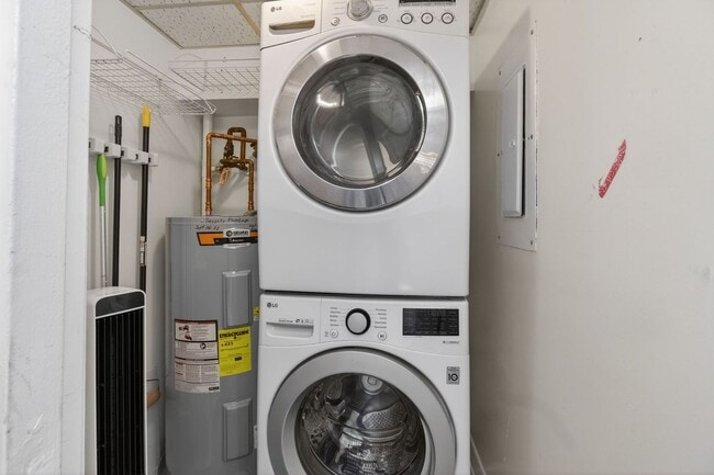 Building Photo - Stunning Condo With Exclusive Bay Views!