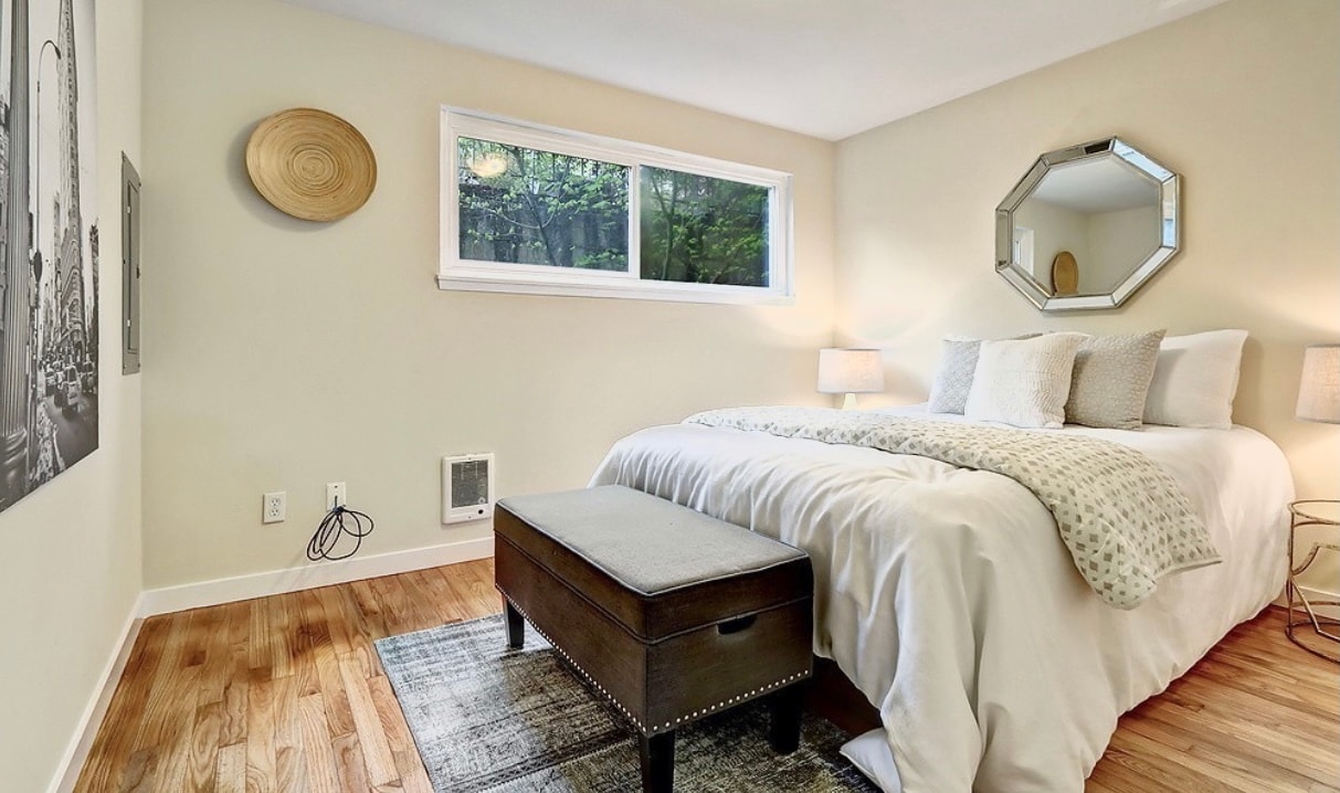 East bedroom - 4253 Palatine Ave N