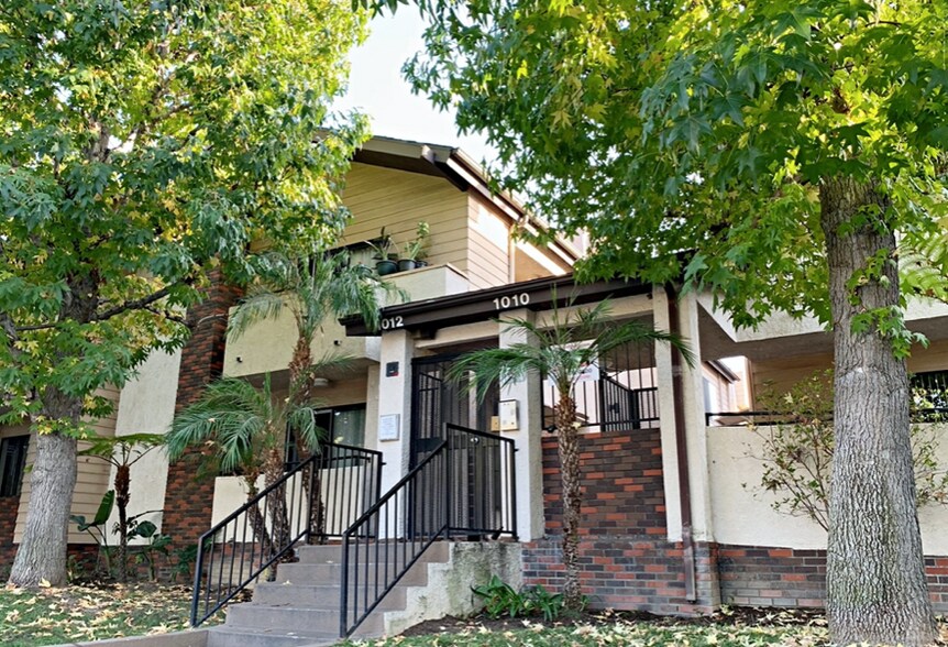 Building Photo - 1012 E Acacia Ave