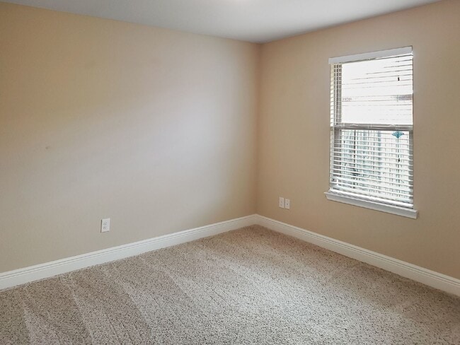 Building Photo - Clean and spacious home!
