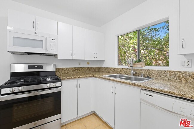 Building Photo - 18350 Hatteras St