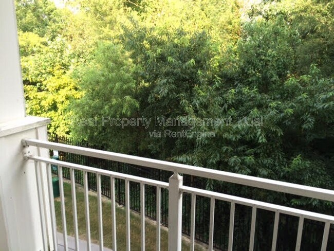 Building Photo - 920 Southmoor Dr