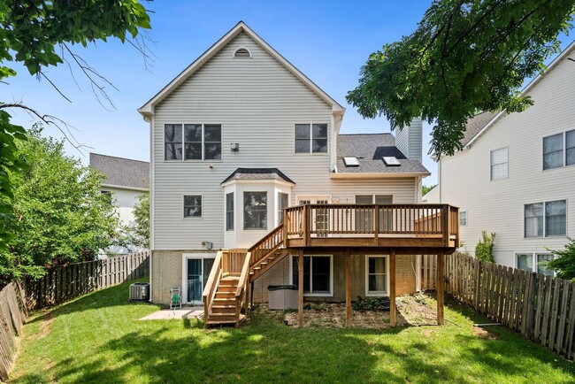 Building Photo - 3 Bed 2 Full Bath 2 Half Bath - Silver Spring Colonial - Military clause supported