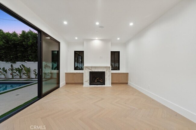 Building Photo - 4539 Longridge Ave