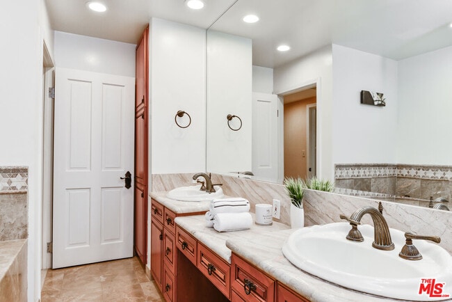 Building Photo - 11755 Montana Ave