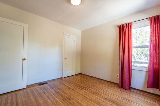 Building Photo - Single Family Home