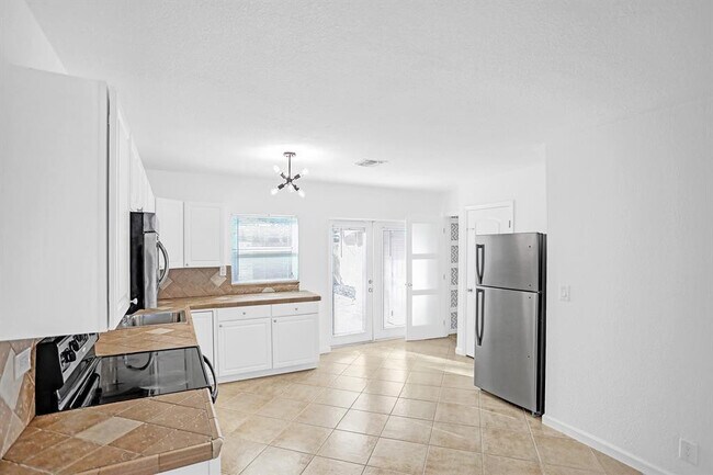 Building Photo - 651 NE 59th Ct