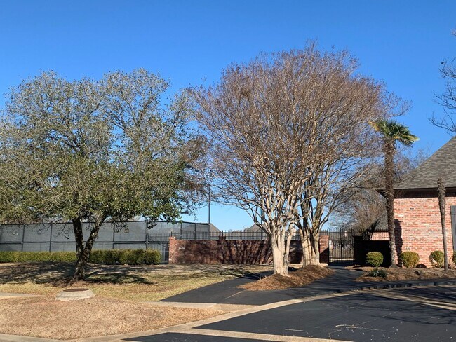 Building Photo - CARRIAGE OAKS CROSSING