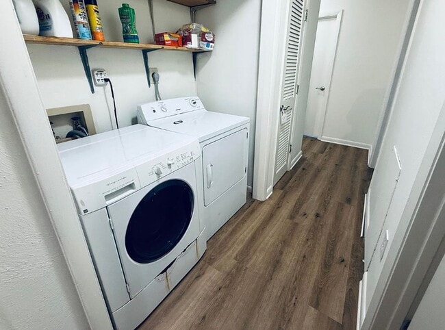 Building Photo - 1213 University Terrace