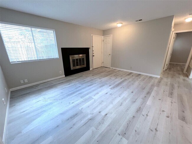 Building Photo - 9900 Hundred Oaks Cir