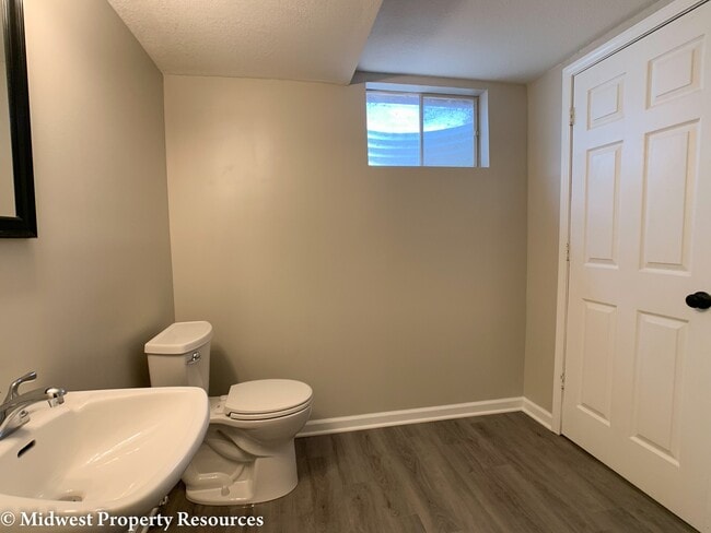 Building Photo - Spacious home with so many updates!  3 bedroom 2.5 baths in Blue Springs