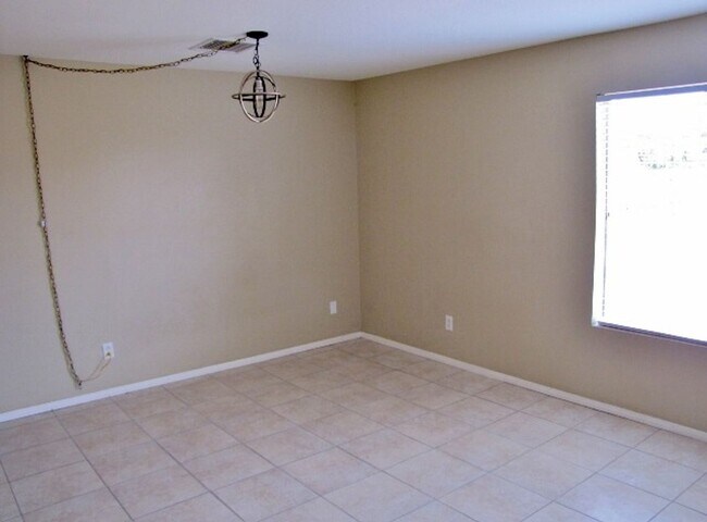 Building Photo - 4BR/2BA/1CG, 1374 sq.ft., w/central A/C in Sierra Vista, AZ