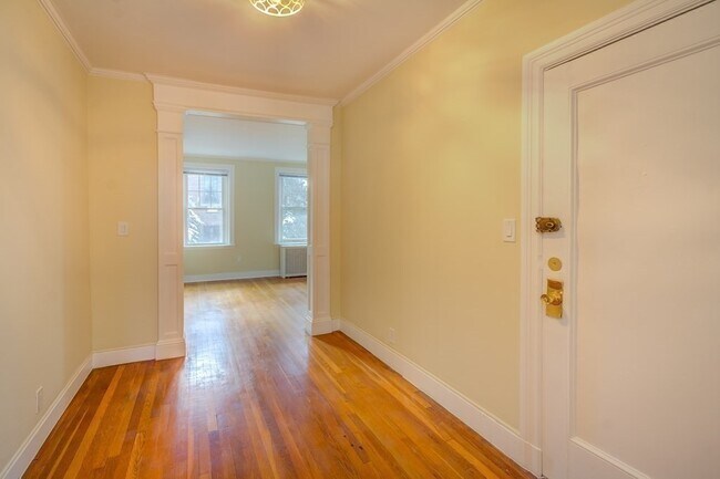 Building Photo - 321 Tappan St