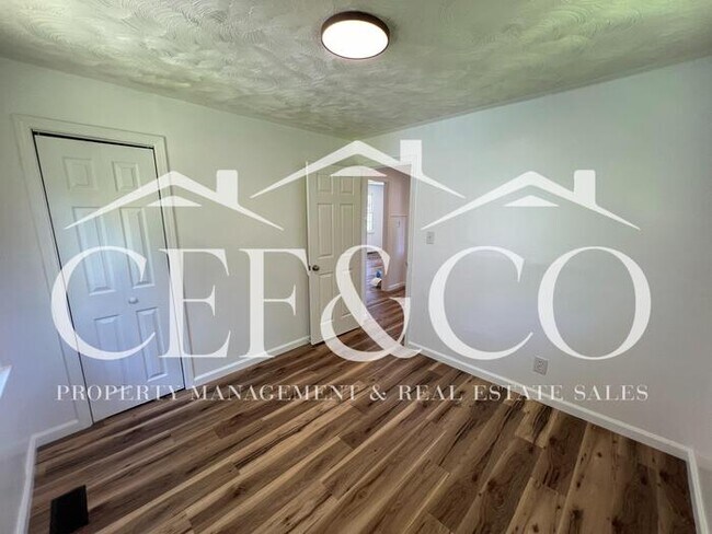 Building Photo - 2 bedroom now available in the City of Spartanburg!