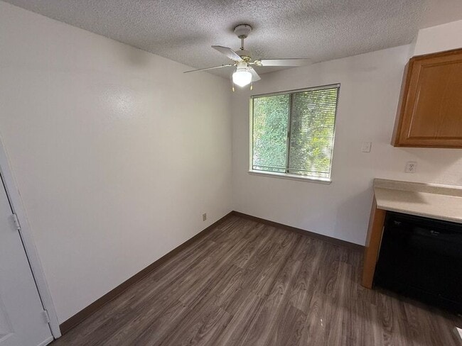 Building Photo - 3346 Willow Ct SE