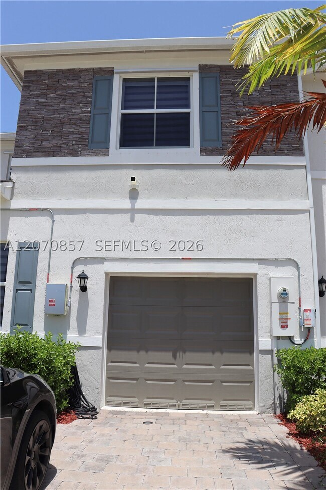 Building Photo - 811 SE 17th Ct