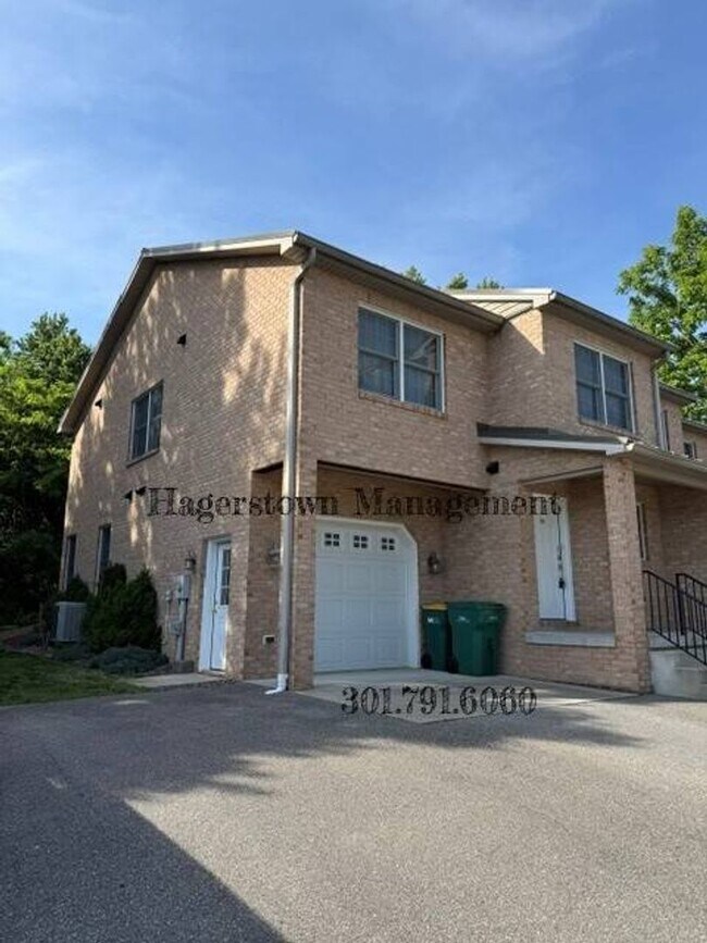 Building Photo - Lovely Brick Duplex in Smithsburg