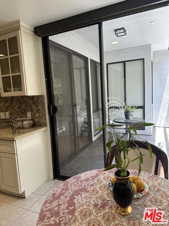 Building Photo - 324 N Palm Dr