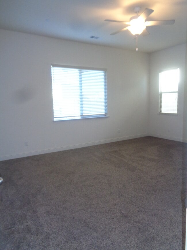Building Photo - 2140 Cling Dr