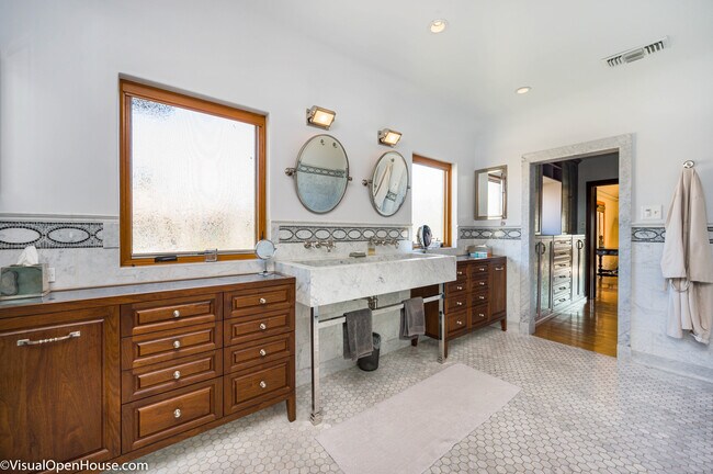 Building Photo - 11159 La Maida St