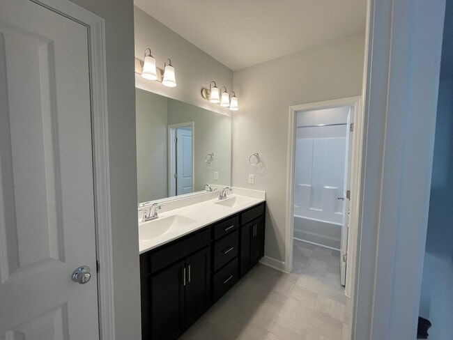 Building Photo - Beautiful Townhome in Downtown Wake Forest