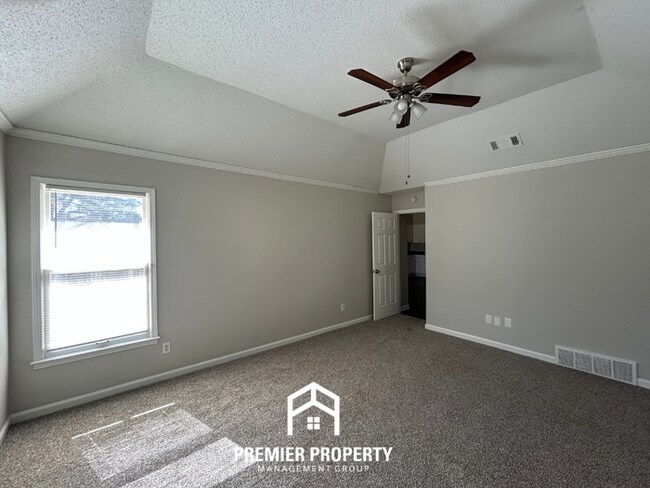 Building Photo - Spacious 3BR Memphis Home | Vaulted Ceilings, Fireplace, 2-Car Garage & Fenced Yard