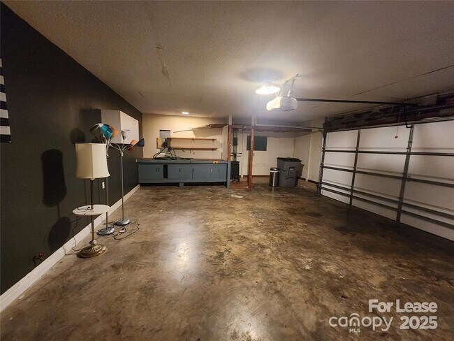 Building Photo - 10913 Magenta Ln