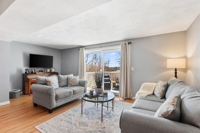 Building Photo - 320 Newbury St