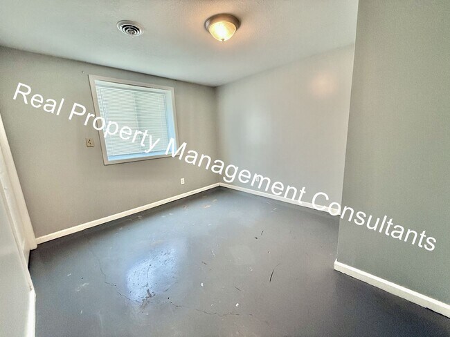 Building Photo - Move in Discount on 5-Bedroom Townhome