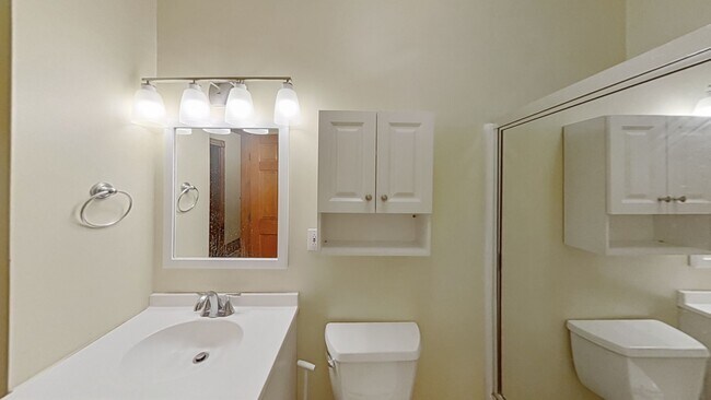 Building Photo - Renovated, Pet Friendly Apt near NEU!  Sunny in Convenient Location