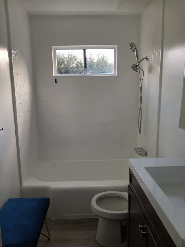 Building Photo - 850 Daisy Ave