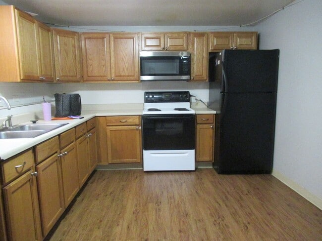 Primary Photo - Spacious 3 bed/1 bath basement unit availa...