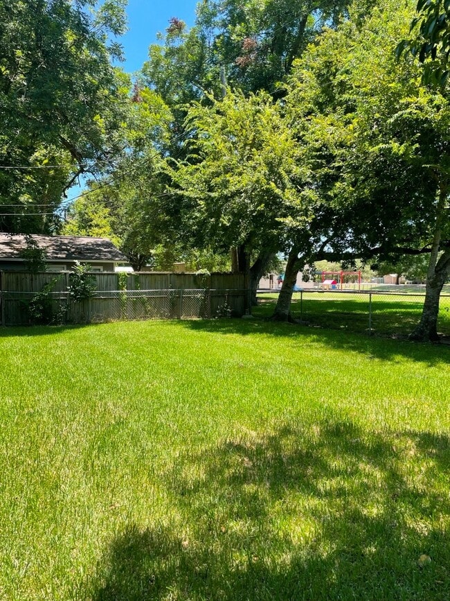 Building Photo - 502 Breezy Ln