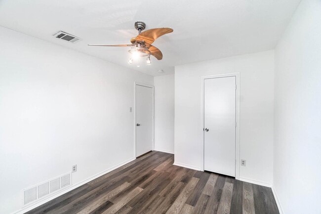 Building Photo - 1905 Lansdown Ct